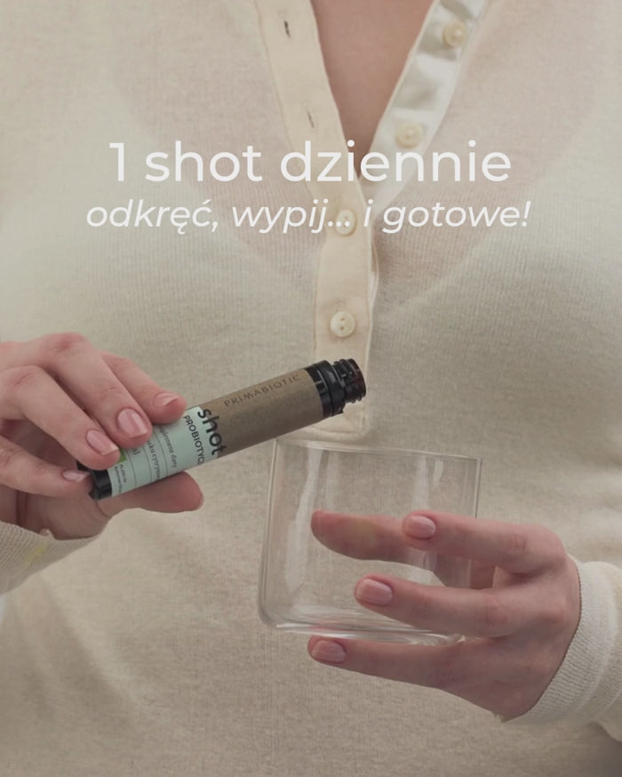 Kobieta nalewa do szklanki dzienną dawkę probiotyku Primabiotic o smaku cytrynowym