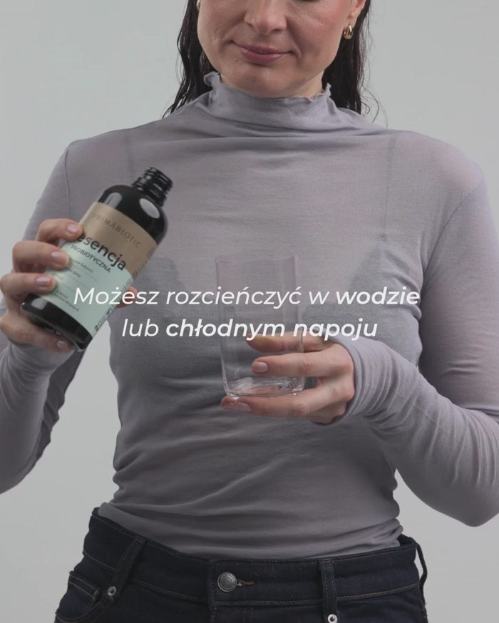 kobieta nalewa esencję probiotyczną do szklanki