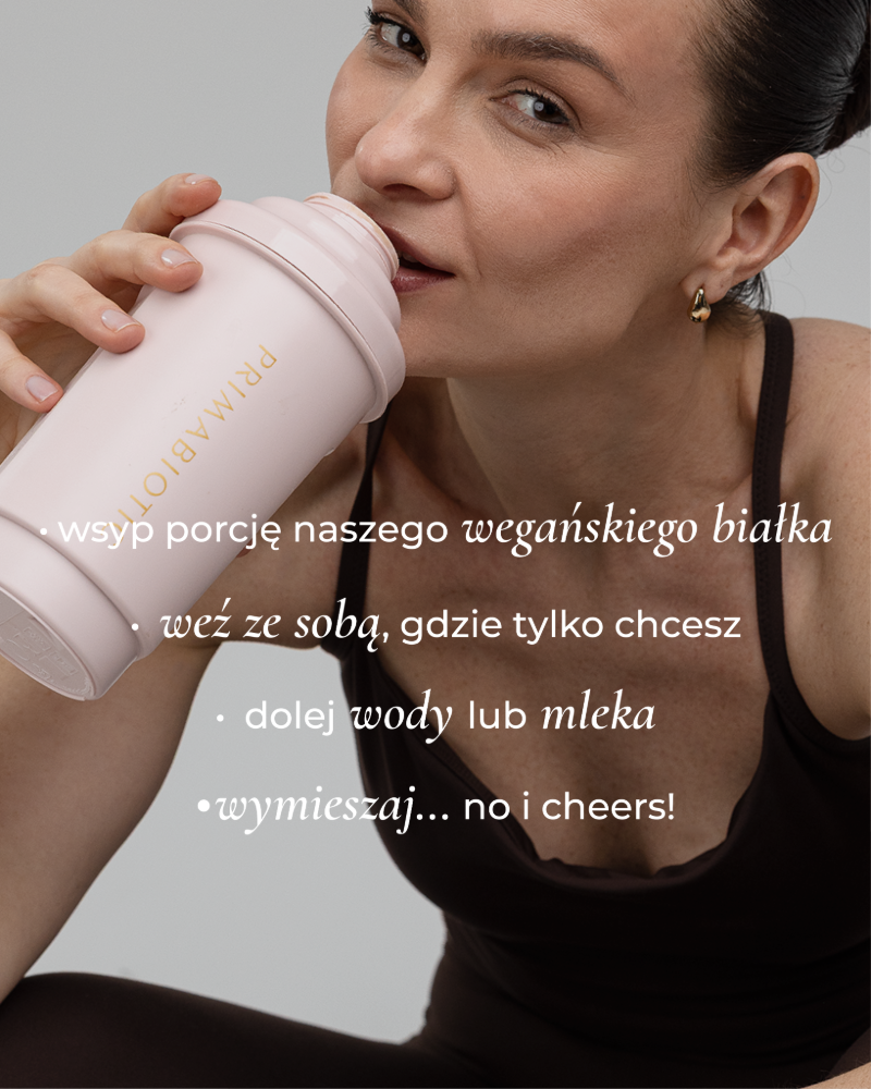 modelka-pije-shake