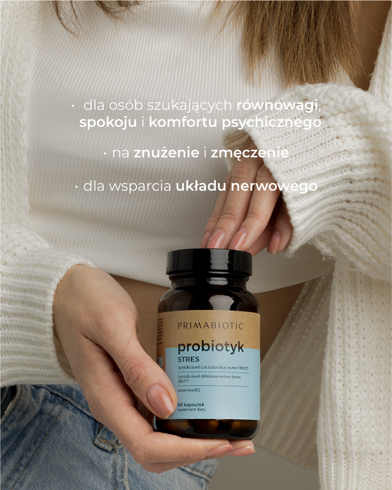 Kobieta trzyma probiotyk na stres Primabiotic wspierający równowagę, spokój i układ nerwowy