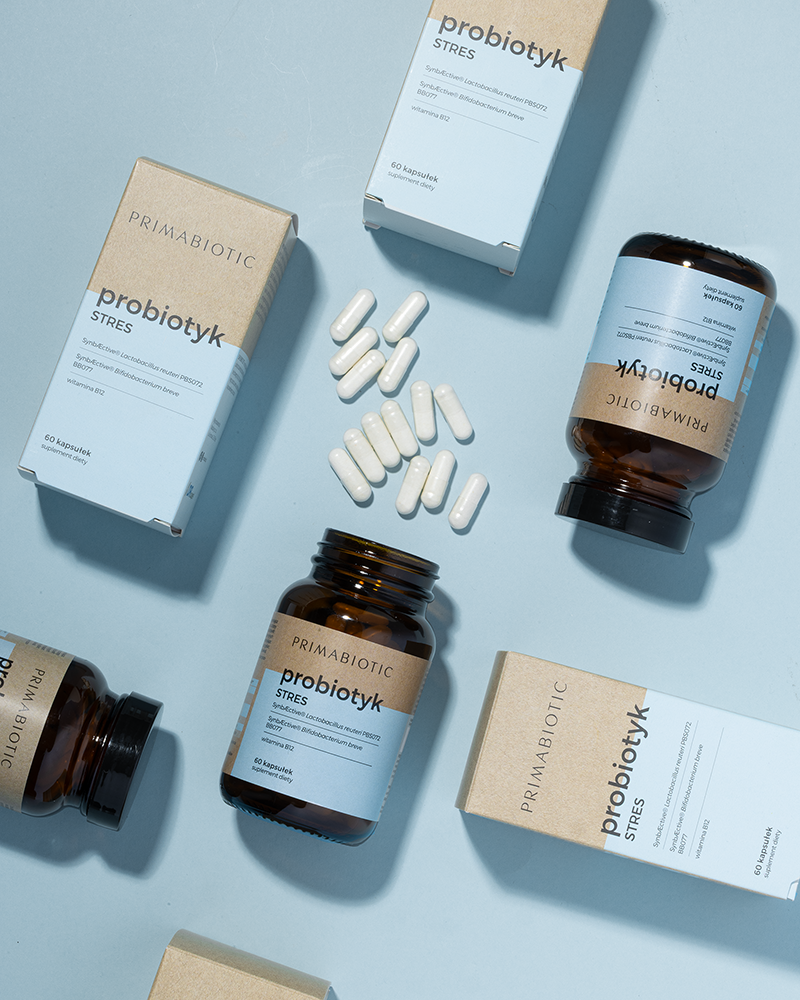 Probiotyk na stres Primabiotic w kapsułkach z opakowaniami i tabletkami wspierający układ nerwowy