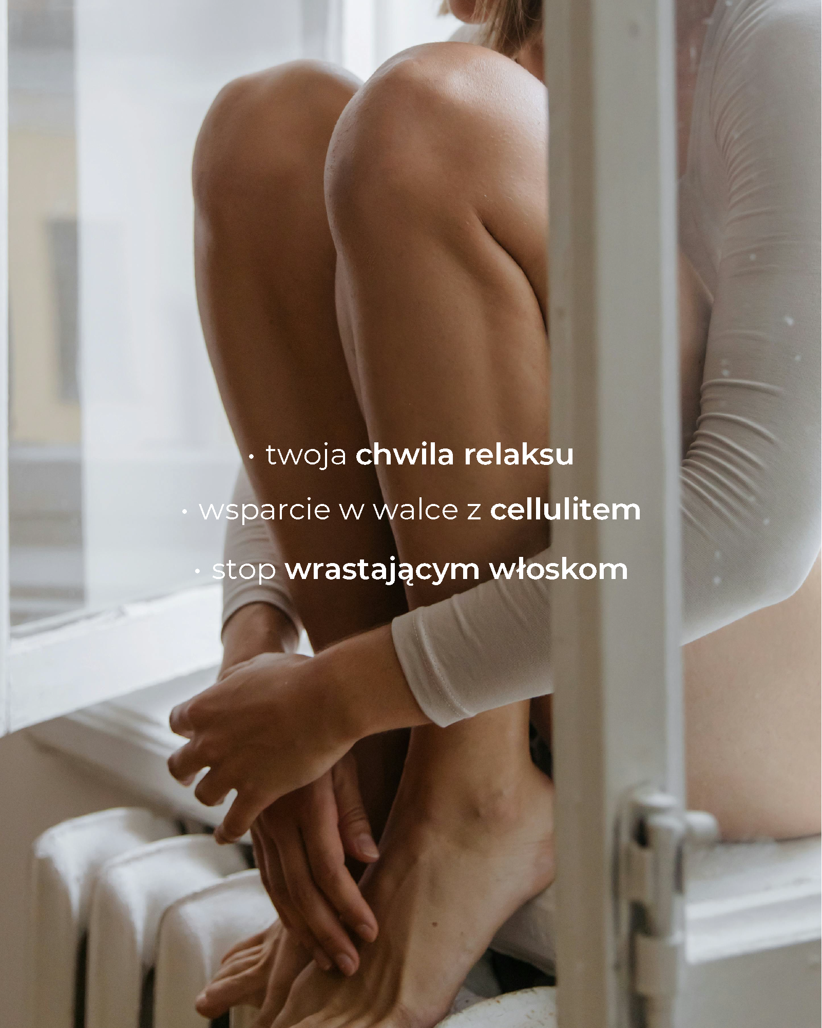 Kobieta siedzi przy oknie i wykonuje pielęgnację nóg, podkreślając efekt masażu ciała i walkę z cellulitem