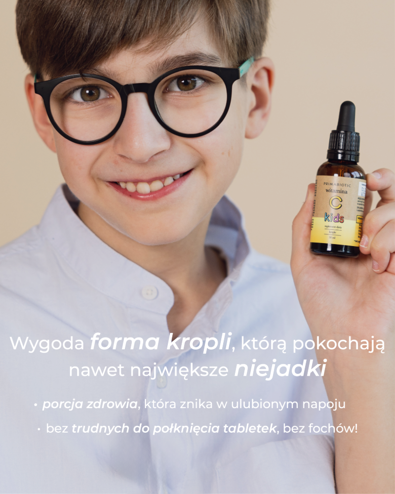 chlopiec-trzyma-buteleczke-z-witamina