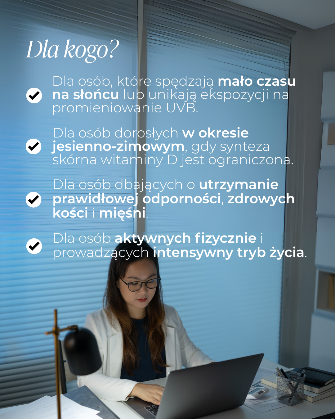 Kobieta pracuje przy laptopie w pomieszczeniu bez słońca, wymieniając kto powinien suplementować witaminę D