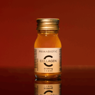 Primabiotic Collagen suplement diety w szklanej buteleczce 30 ml, 10 000 mg kolagenu, złote wieczko, produkt ustawiony na tle w odcieniu czerwieni